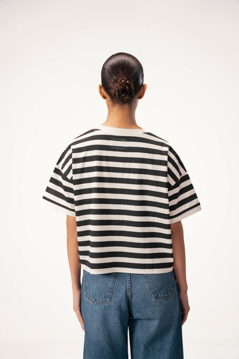 BOXY CROP TEE STRIPE BACK POSE Cream/striper