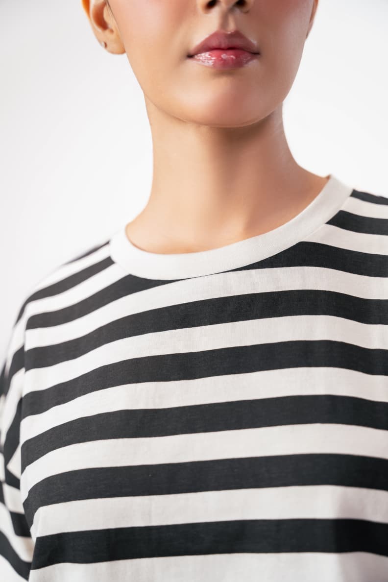 BOXY CROP TEE STRIPE NECK CLOSEUP Cream/striper