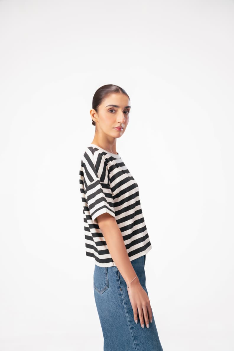 BOXY CROP TEE STRIPE SIDE POSE Cream/striper