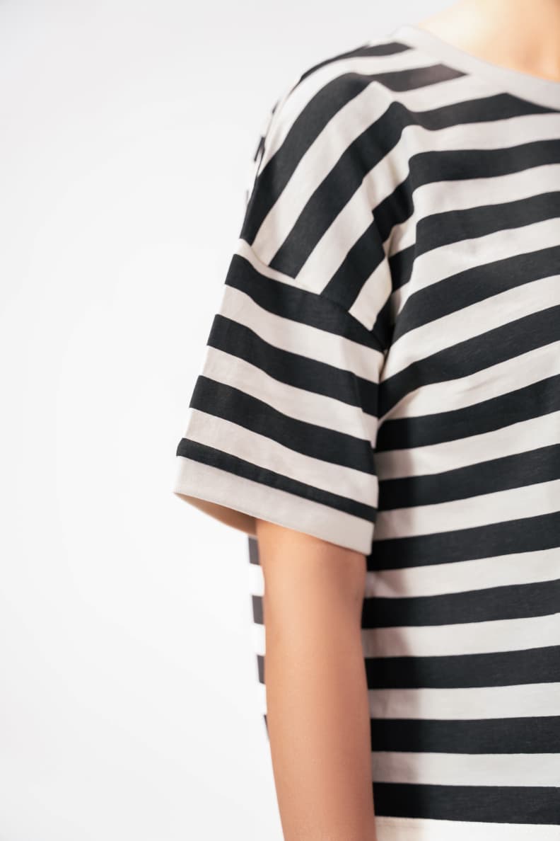 BOXY CROP TEE STRIPE SLEEVE CLOSEUP Cream/striper