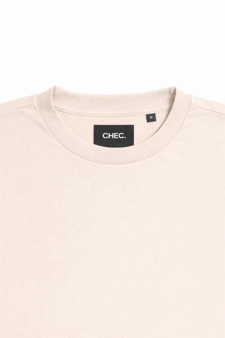 INTERLOCK LUXURY TEE BEIGE NECK CLOSEUP Silver Lining