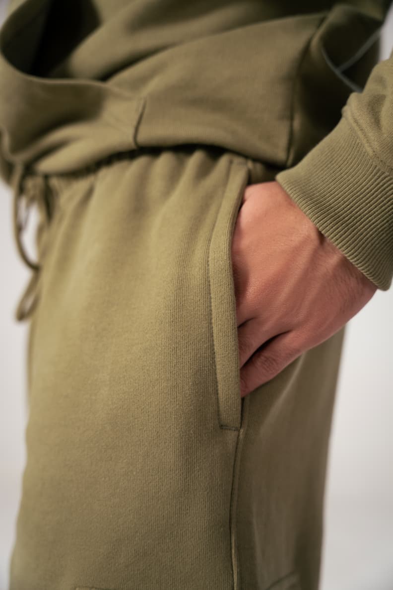 UTILITY CARGO PANT POCKET CLOSEUP Olive martini