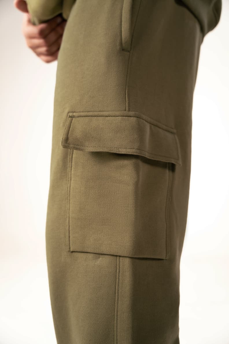 UTILITY CARGO PANT SIDE POCKET CLOSEUP Olive martini