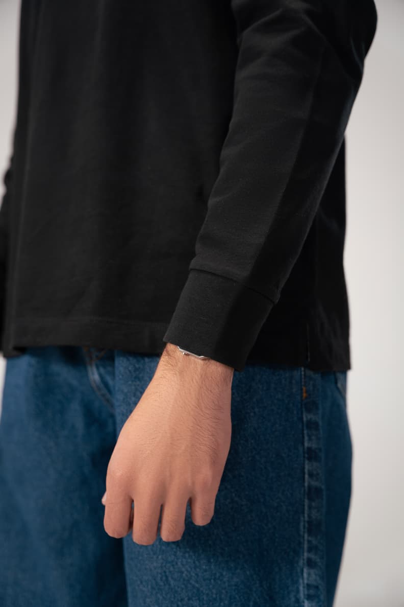 Close-up of cuff and hem on classic rugby shirt Black/White